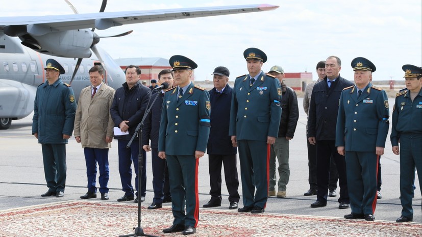 В Казахстане прошла церемония прощания с погибшими при крушении вертолёта военными