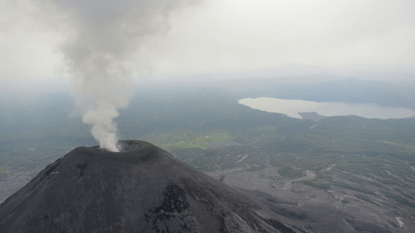 На Камчатке вулкан Карымский выбросил столб пепла высотой более 2 км