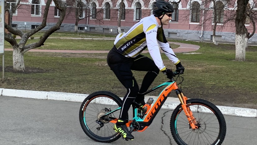 Кличко приехал на избирательный участок на велосипеде 