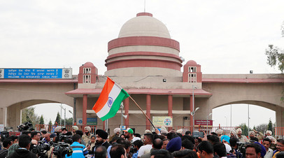 Люди собрались в городе Амритсар в ожидании освобождённого пилота ВВС Индии