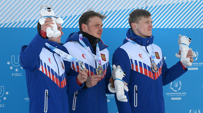 Российские лыжники Антон Тимашов, Иван Якимушкин и Иван Кириллов (слева направо) на церемонии вручения наград победителям соревнований по лыжным гонкам на 10 км среди мужчин