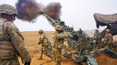 Американские солдаты ведут огонь из буксируемой гаубицы M777 Howitzer