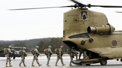 Военнослужащие воздушно-десантной бригады при посадке в вертолёт. Учения на базе США в Графенвере, Германия 