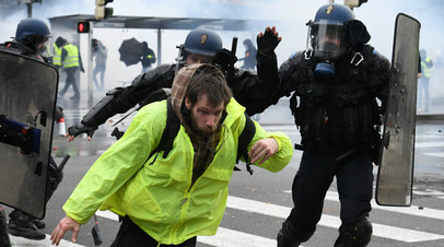 Полиция и протестующий во Франции