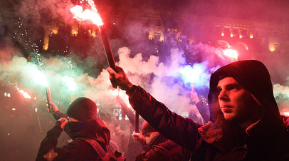 Участники факельного шествия националистов, приуроченного к 110-й годовщине со дня рождения Степана Бандеры в Киеве