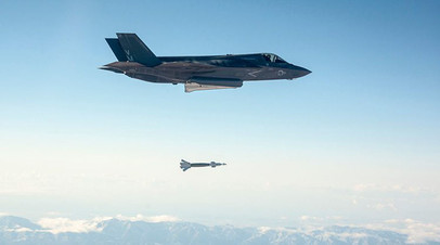 Самолёт F-35 Lightning II  выпускает ракету