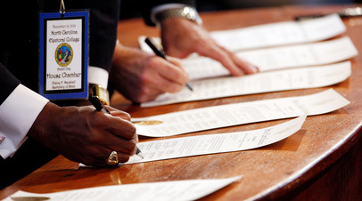 Члены коллегии выборщиков ставят подписи на бюллетенях во время президентских выборов 2016 года 