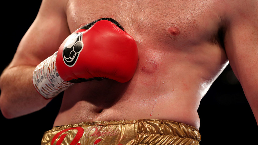 Британский боксёр Али лишился лицензии за укус соперника