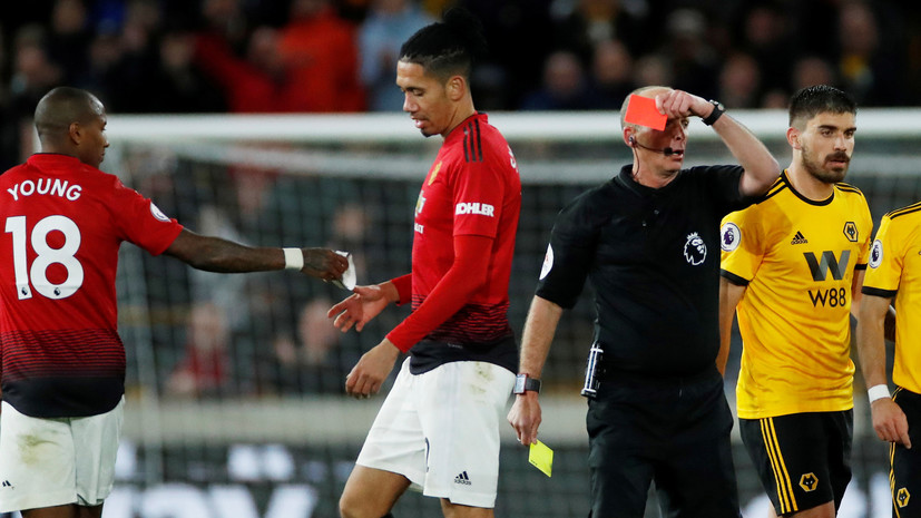 Дин стал первым арбитром, показавшим 100 красных карточек в АПЛ