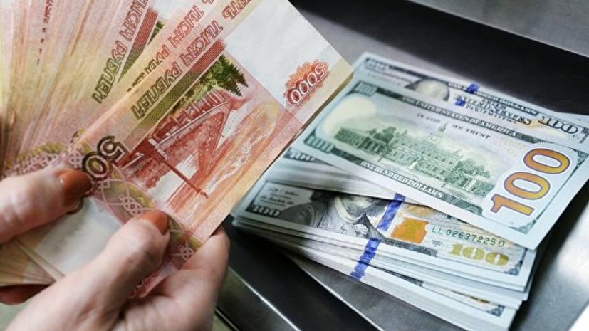 СМИ: Число имеющих сбережения в валюте россиян сократилось на 6% за два года