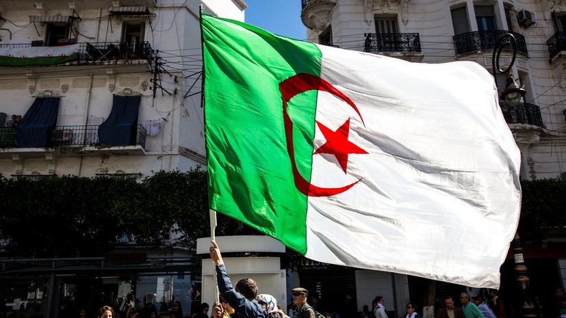 Парламент Алжира обсуждает назначение временного президента