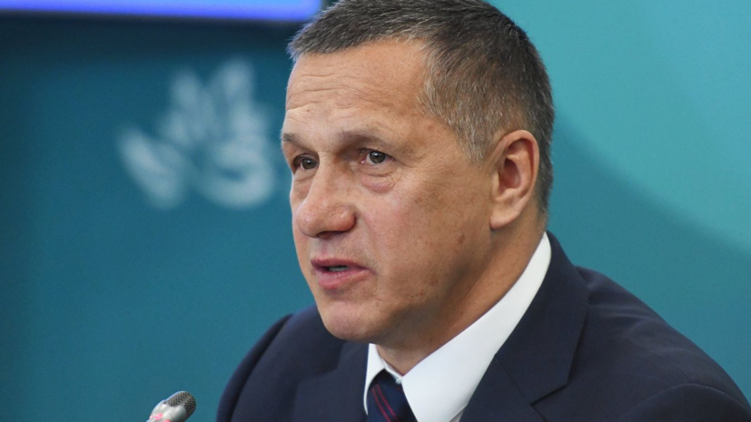 Трутнев осмотрел экспозиции на Международном арктическом форуме