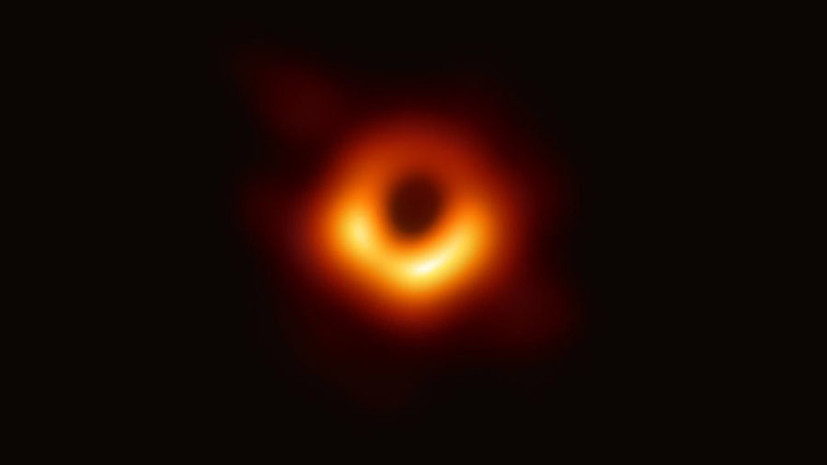 Эксперт прокомментировал публикацию первой фотографии чёрной дыры