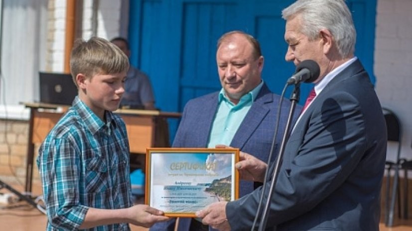 Школьника из Оренбургской области наградили за спасение детей при пожаре