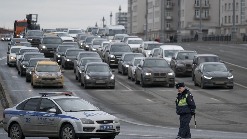В ЦОДД призвали московских водителей соблюдать дистанцию из-за гололёда