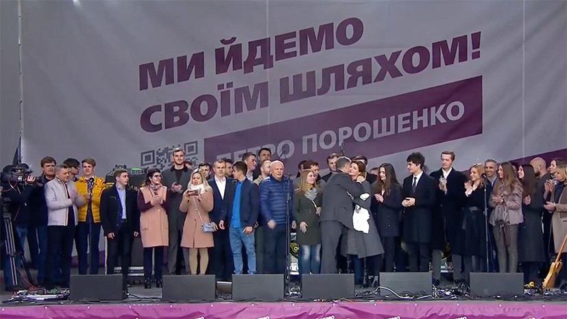 В Киеве возле стадиона установили сцену команды Порошенко