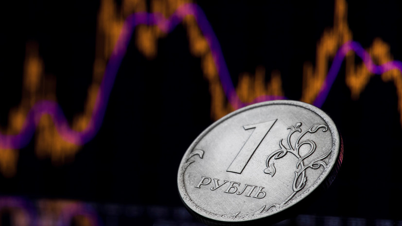 Рубль на открытии торгов снижается к доллару и евро
