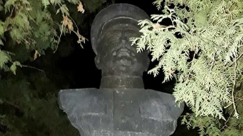 В Черниговской области националисты снесли бюст генералу Ватутину