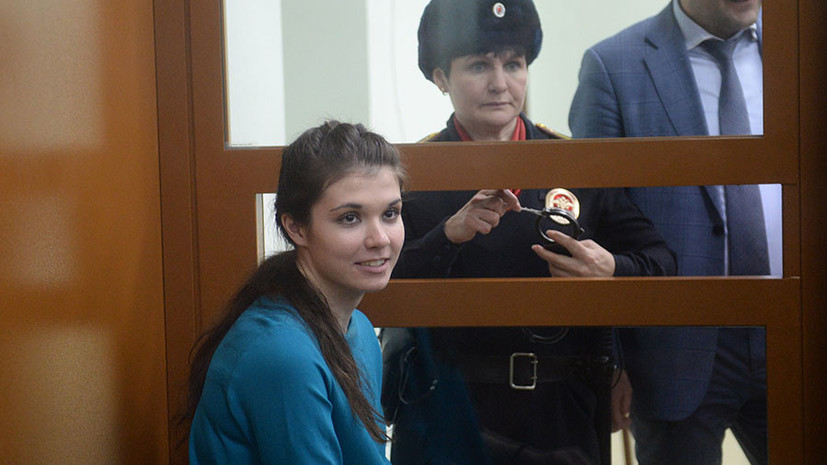 «Она уже повзрослела»: мать Варвары Карауловой рассчитывает на условно-досрочное освобождение своей дочери