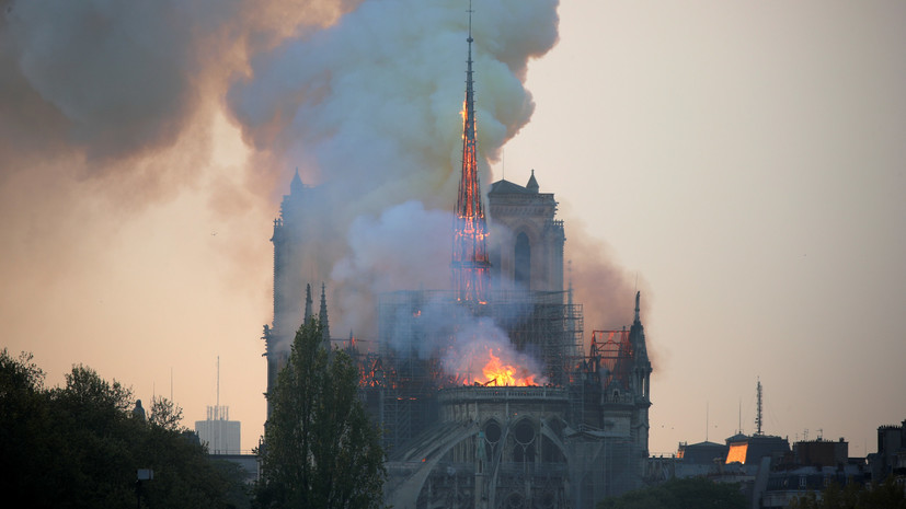 Шпиль горящего собора Парижской Богоматери обрушился