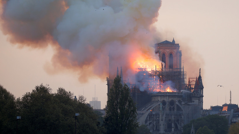 Пожар во французской столице: в горящем соборе Парижской Богоматери обрушилась крыша