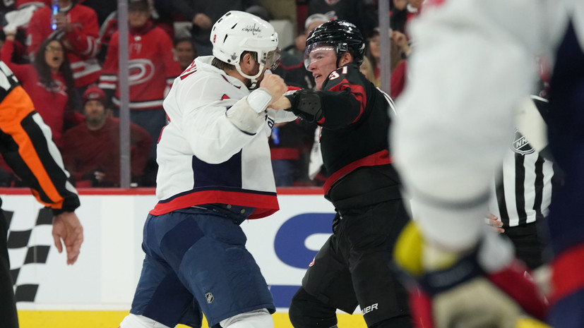 Овечкин и Свечников устроили драку во время матча плей-офф НХЛ