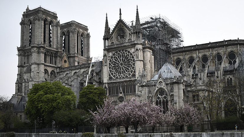 «Нотр-Дам возродится из пепла»: огонь в соборе Парижской Богоматери полностью потушен