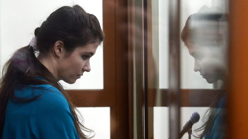 Отец Карауловой заявил, что верит в решение суда об УДО дочери с трудом
