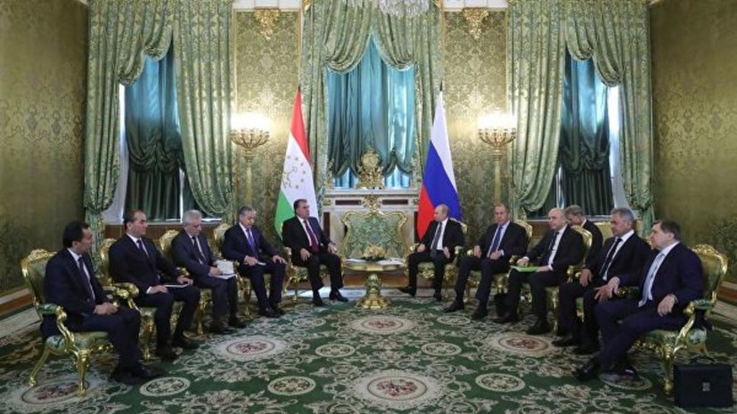 Путин отметил роль военной базы России в Таджикистане для мира в регионе