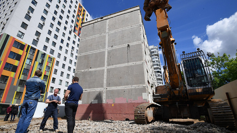 При демонтаже дома на западе Москвы используют технологию умного сноса