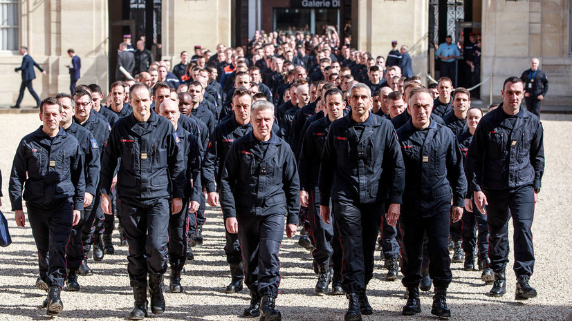 Макрон наградил медалями проявивших героизм при тушении Нотр-Дама пожарных