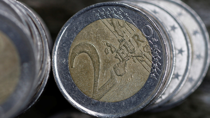 Курс евро опустился до 72 рублей впервые за год