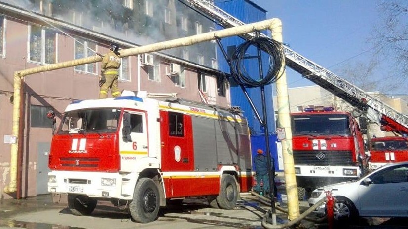 Открытое горение в бизнес-центре в Челябинске ликвидировано