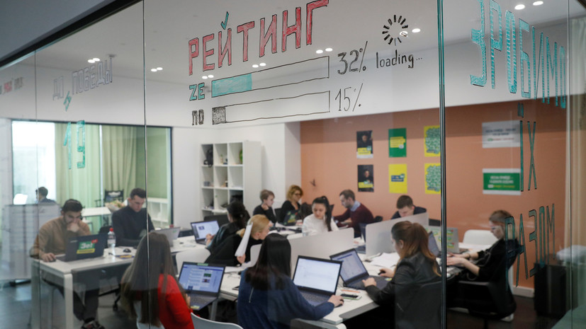 В штабе Зеленского назвали агитацию Порошенко «библиотекой чёрного пиара»