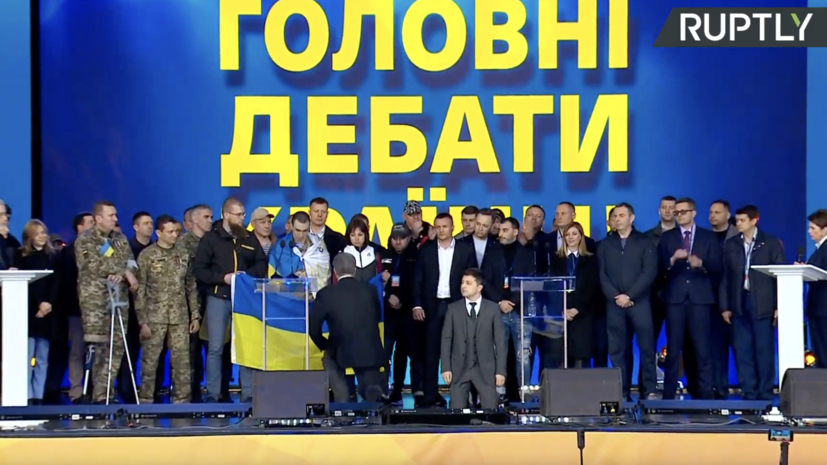 Зеленский и Порошенко встали на колени на дебатах