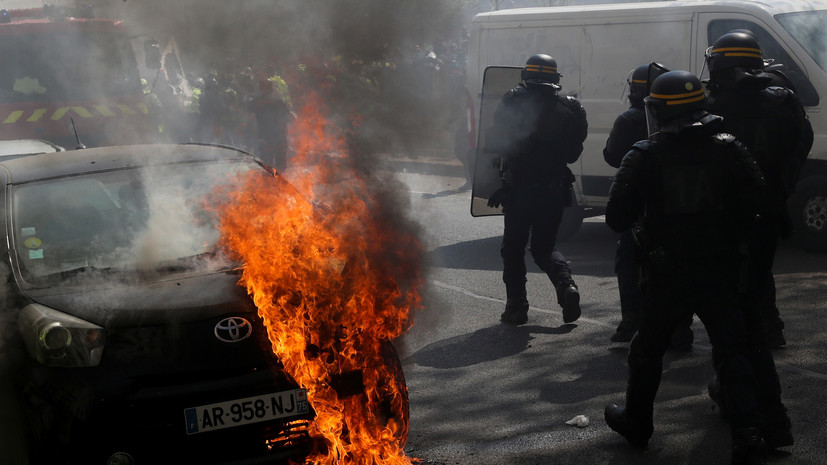 Во время протестов «жёлтых жилетов» в Париже неизвестные поджигают автомобили