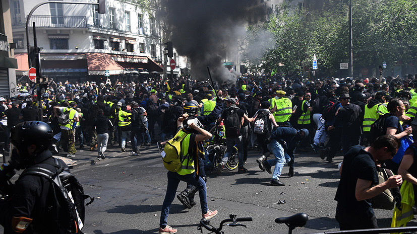 Слезоточивый газ и сожжённые машины: 23-я акция «жёлтых жилетов» во Франции переросла в беспорядки