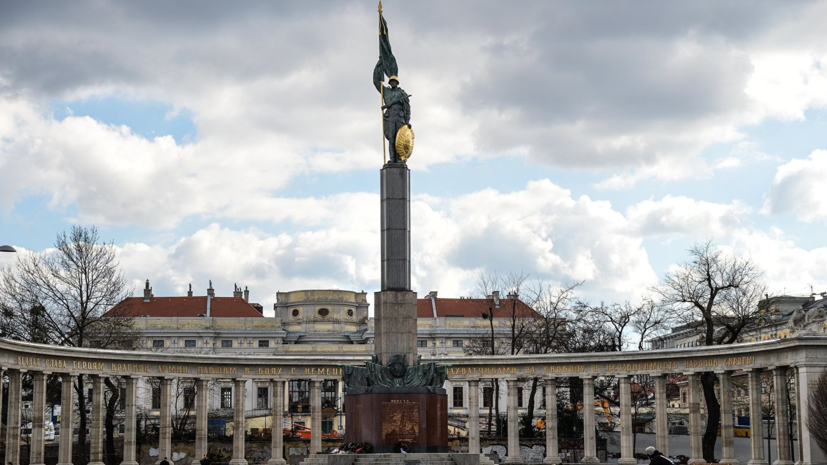 Вандалы вновь осквернили памятник советским воинам в центре Вены