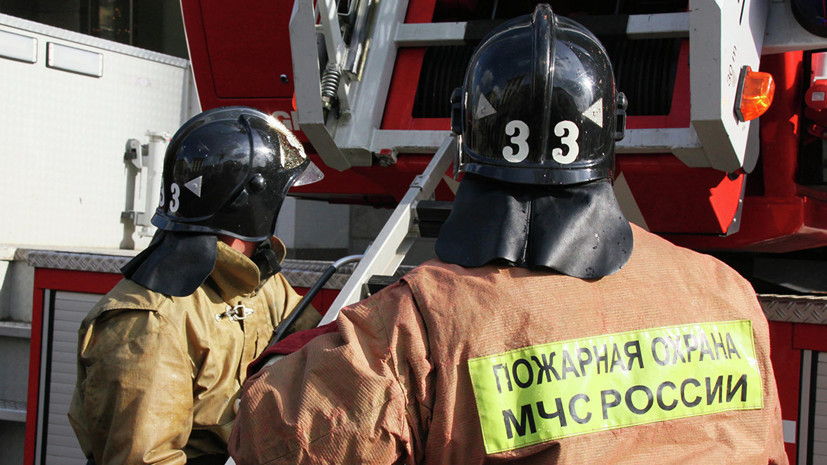 В Красноярске горит здание на территории завода «Красмаш»