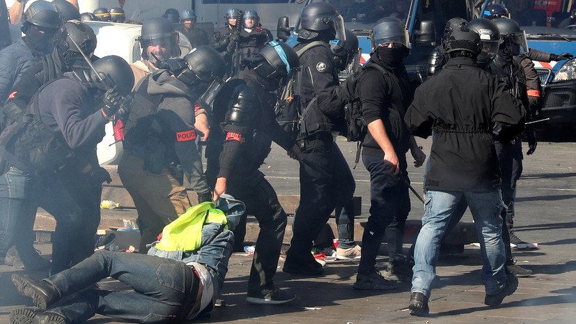 В Париже задержаны 11 человек во время протестов «жёлтых жилетов»