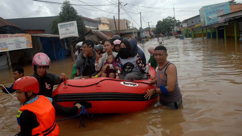 В Индонезии в результате наводнения погибли 10 человек