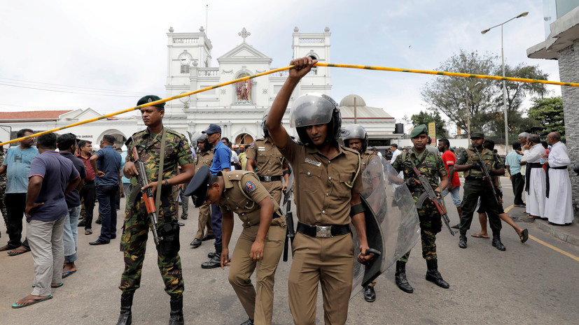 На Шри-Ланке задержали мужчину с двумя мечами