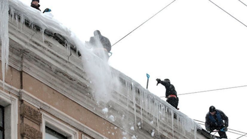 Два человека пострадали в результате падения снега с навеса в Екатеринбурге