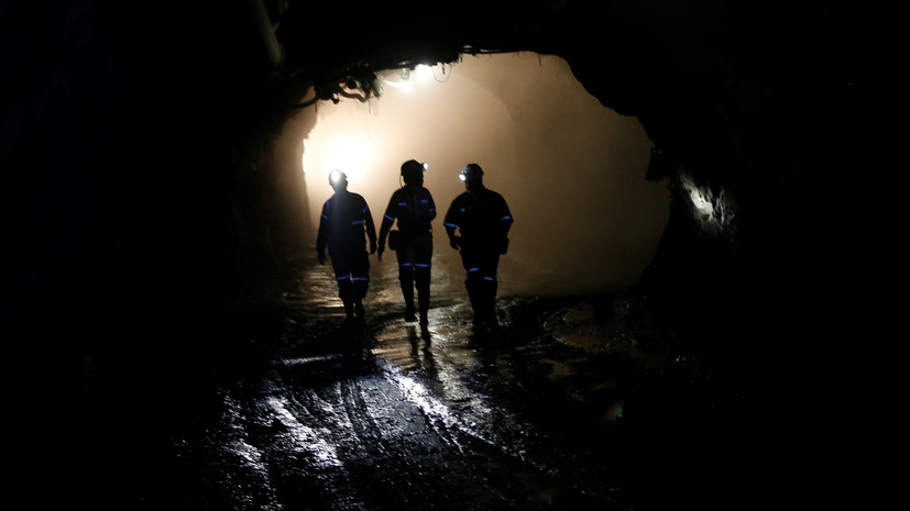 В ЮАР почти 2 тысячи рабочих оказались заблокированы в шахте