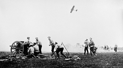 Русские артиллеристы заряжают пушку во время боя с германскими войсками в Первой мировой войне