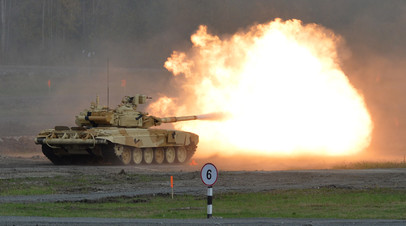 Т-90 ведёт стрельбу на полигоне 