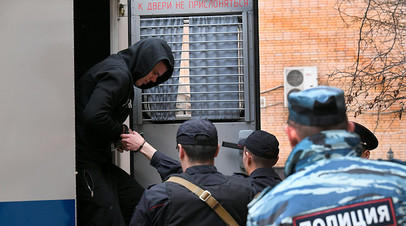Футболист Александр Кокорин выходит из автозака у здания Пресненского суда