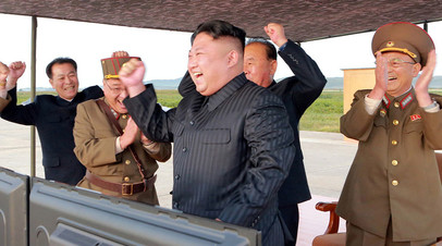 Архивное фото, Ким Чен Ын с военными на полигоне  