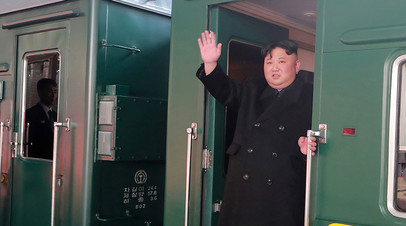 Архивное фото. Лидер Северной Кореи Ким Чен Ын совершает поездку на бронепоезде 