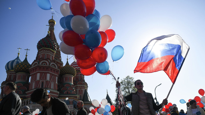 МВД: более 100 тысяч человек участвуют в первомайском шествии в Москве